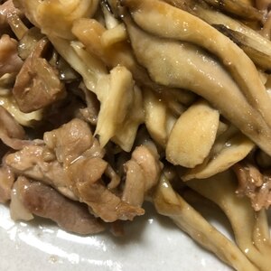 塩麹漬鶏胸肉と霜降りヒラタケの炒め物